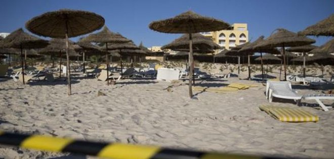 Video muestra a autor de atentado en Túnez caminando por la playa en medio de cadáveres