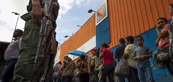 Muerte en saqueo en Venezuela aviva críticas por efectos de crisis nacional