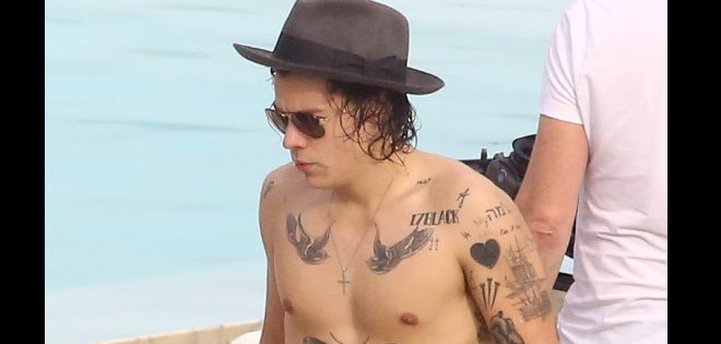 Harry Styles se bajó los pantalones para mostrar su nuevo tatuaje en concierto