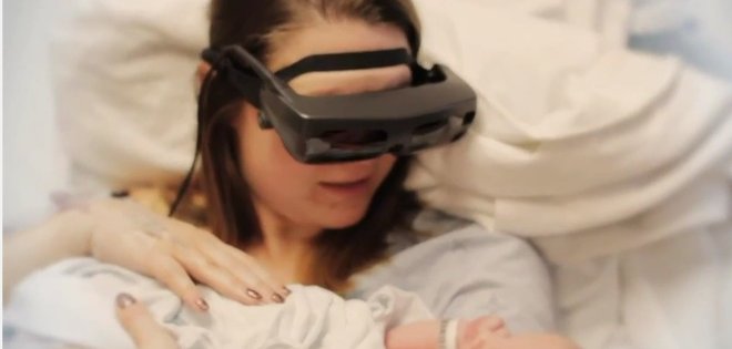 Mujer ciega logra ver a su bebé recién nacido por primera vez