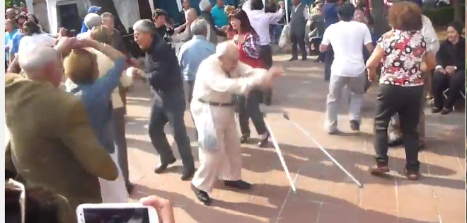 Un viejito enciende la pista de baile y lanza el bastón al piso