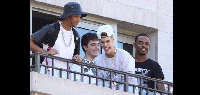 Justin Bieber escupe a sus fans desde un balcón en Canadá