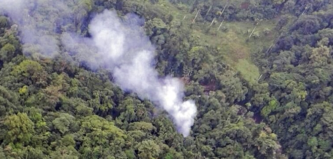 Mueren 15 policías al caer helicóptero en Colombia