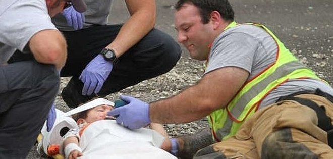 Un bombero calma a un niño con una película tras un accidente