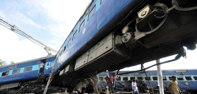 Decenas de personas atrapadas por choque de 2 trenes en India