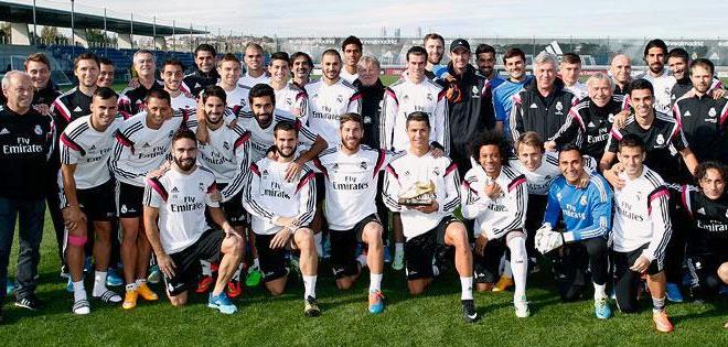 Cristiano Ronaldo celebra la Bota de Oro con sus compañeros
