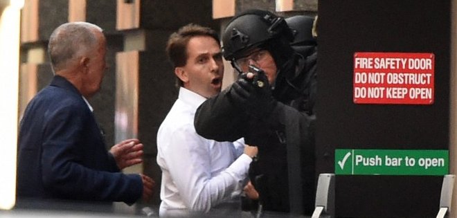 Secuestrador despliega bandera islámica en toma de rehenes en un café de Sídney
