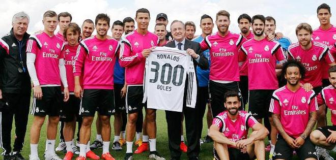 Cristiano recibe camiseta conmemorativa por 300 goles