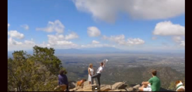 Hasta que la muerte los separe: un novio casi se cae a un abismo en plena ceremonia