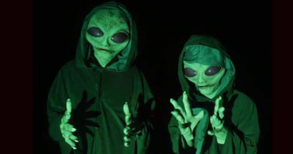 VIDEO) La cruel broma de dos amigos vestidos de extraterrestres VIDEO) La cruel broma de dos amigos vestidos de extraterrestres
