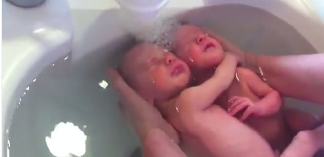 El tierno video de bebés gemelos que se abrazan durante el baño