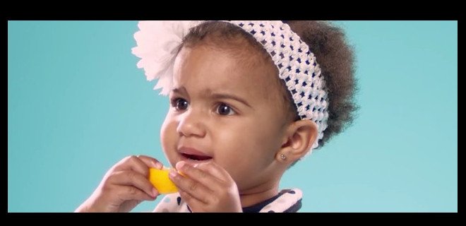 ¿Cómo reaccionan los bebés cuando prueban por primera vez un limón?