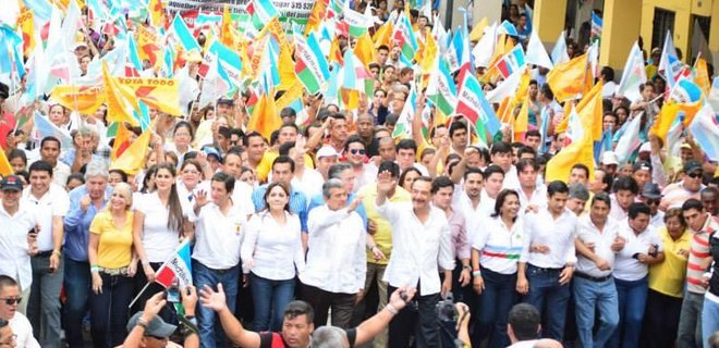 Miles de machaleños marcharon para respaldar a Carlos Falquez