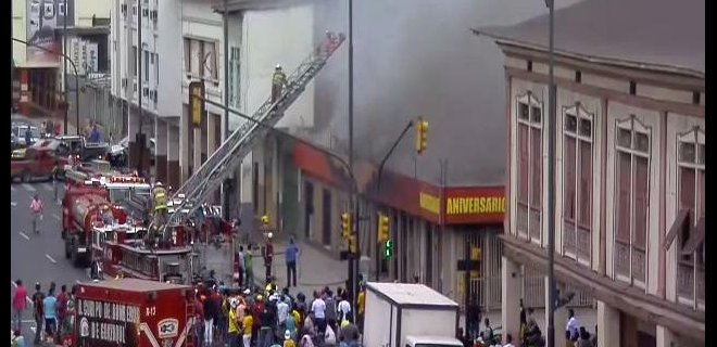 Bomberos controlaron un incendio en pleno centro de Guayaquil