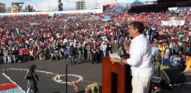 Presidente Correa hace promesas a los indígenas en Riobamba