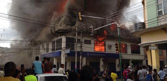 Incendio consume casi una cuadra de la zona comercial de Esmeraldas