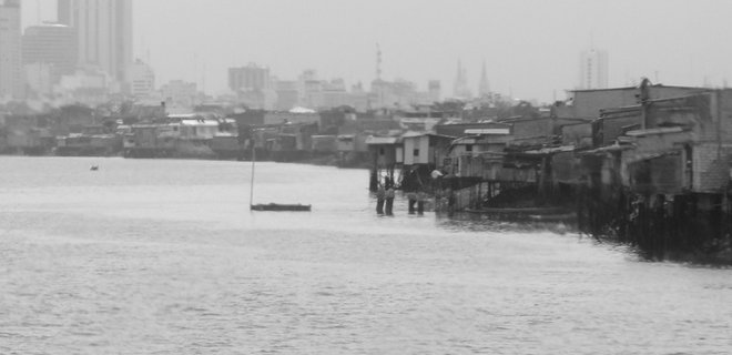Desechos de miles de familias contaminan las aguas del estero Salado