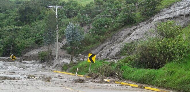 Deslizamientos bloquearon dos vías principales en Azuay y Loja