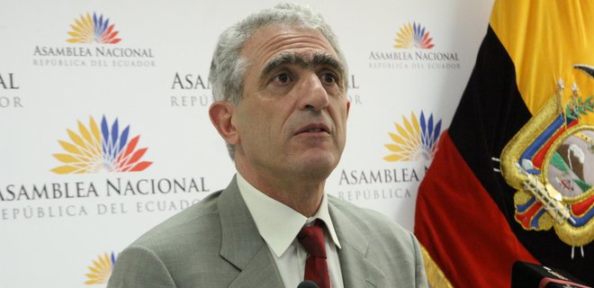 Asambleístas de Alianza PAIS dan la espalda a Fernando Bustamante