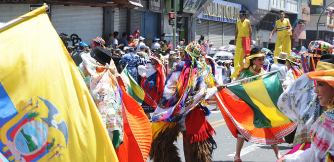 Ambato inició sus fiestas con el tradicional desfile de la confraternidad