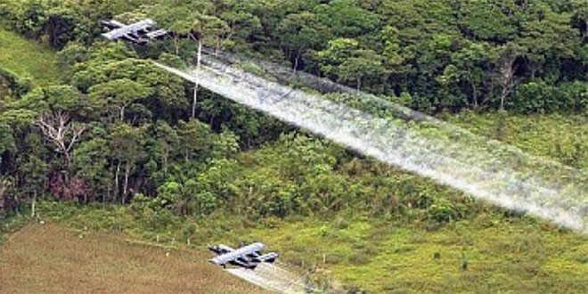 Campesinos ecuatorianos se oponen a pacto sobre fumigaciones antidrogas colombianas