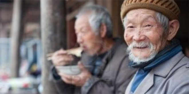 China obliga por ley a prestar más atención a los padres ancianos