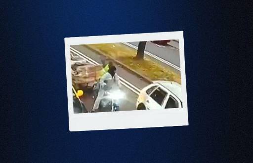 El momento en que el motociclista se acerca al automóvil.