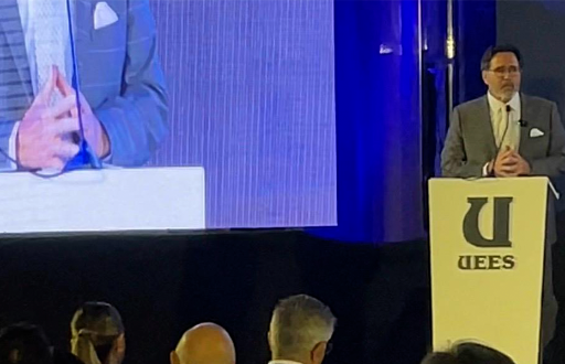 Carlos Ortega Maldonado, Fundador y Canciller de la UEES, durante su discurso de apertura.