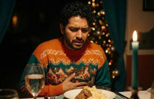 Un hombre con dolor estomacal en Navidad