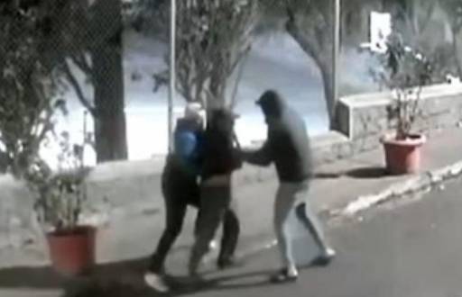 Momento en que los delincuentes forcejean con la víctima durante el asalto.