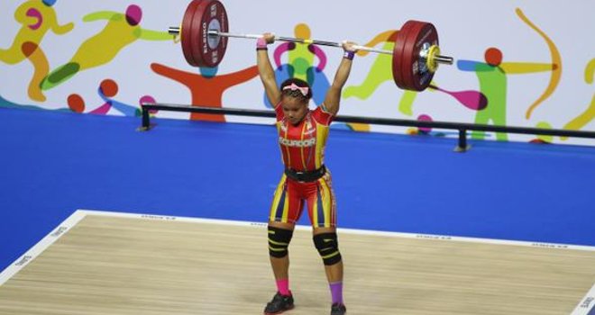 La pesista Neisi Dajomes le da otra medalla a Ecuador
