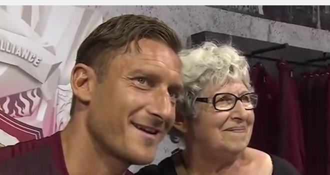 Abuela llora tras conocer a Totti