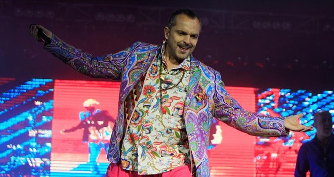 Bosé vuelve como hijo pródigo para destapar recuerdos en Viña