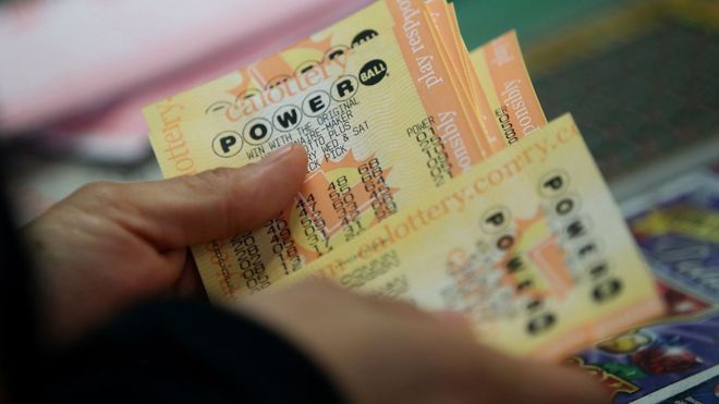 La mujer que ganó casi US$560 millones en la lotería Powerball pero no ha querido cobrar el premio