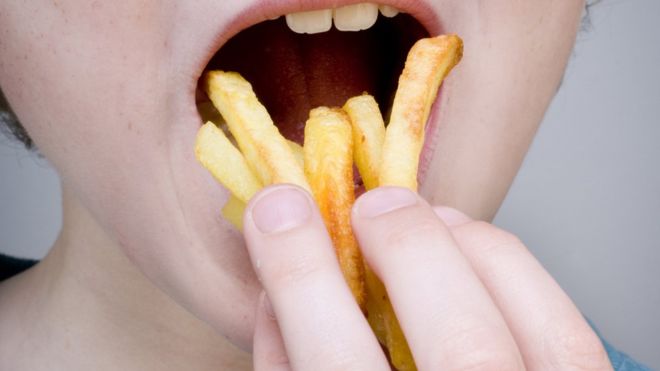 El adolescente que quedó casi ciego por comer papas fritas