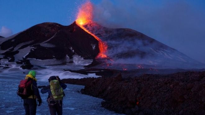 El volcán más activo de Europa entra en erupción