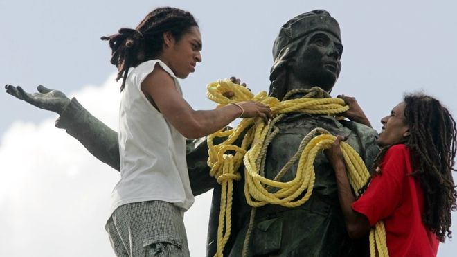 ¿Dónde está la estatua de Cristóbal Colón que fue juzgada, condenada y colgada el 12 de octubre de 2004 en Caracas?