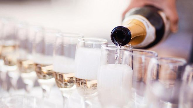 La singular reacción química que hace que el champán tenga burbujas