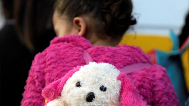 2.700 niños migrantes se reúnen con sus padres