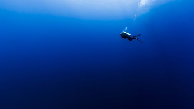 Por qué los océanos se están volviendo más azules