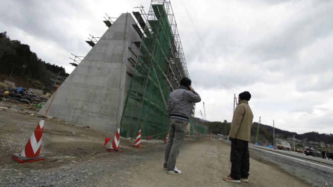 El gigantesco muro que construye Japón para detener tsunamis