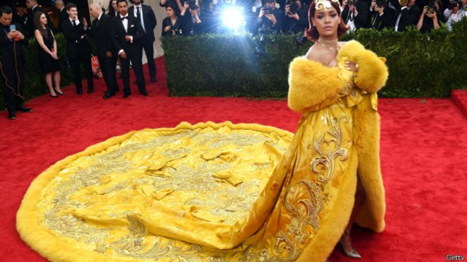 El extravagante vestido de Rihanna que lanzó la carrera global de una diseñadora china