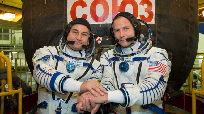 Dos astronautas aterrizan de emergencia por una falla