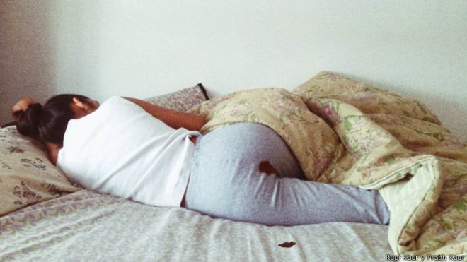 Por qué Instagram retiró esta imagen de una chica con la menstruación