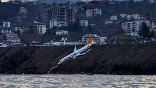 Un avión se salió de la pista y casi cae al mar en Turquía