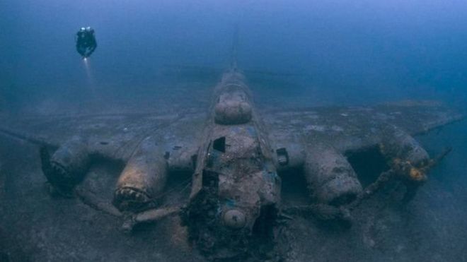 Las impresionantes imágenes de navíos y aviones de guerra en el fondo del océano