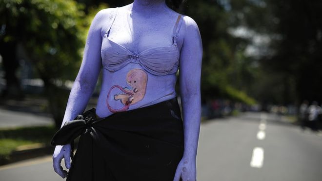 El Salvador: “Murió con el feto adentro porque la ley contra el aborto no nos permitió darle el tratamiento contra su cáncer”