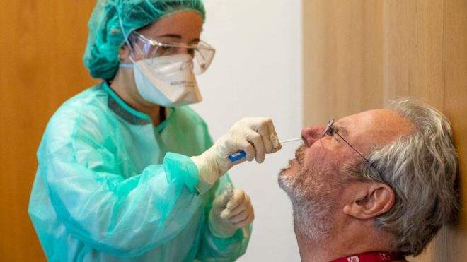 Los 3 test que juntos nos ayudarán a controlar la pandemia del COVID-19