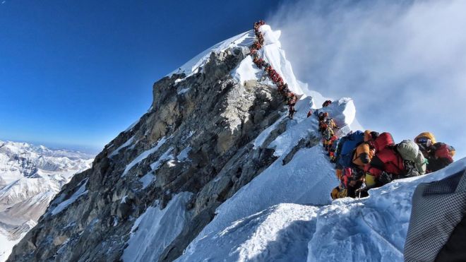 Por qué ahora hay que &quot;pedir turno&quot; para subir al Everest