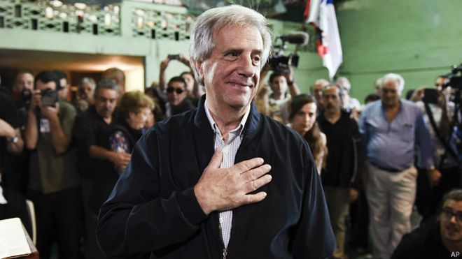 El presidente de Uruguay Tabaré Vázquez salva a una joven francesa en pleno vuelo